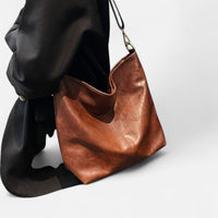 Sac seau en cuir à sangle brodée
