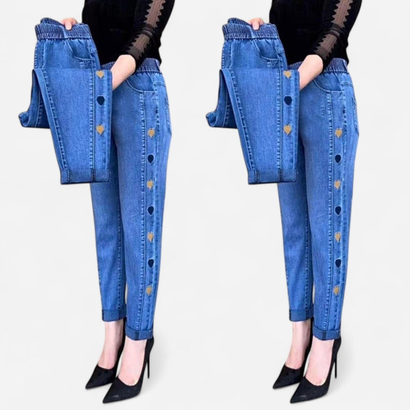 Jeans brodé cœur à jambe droite