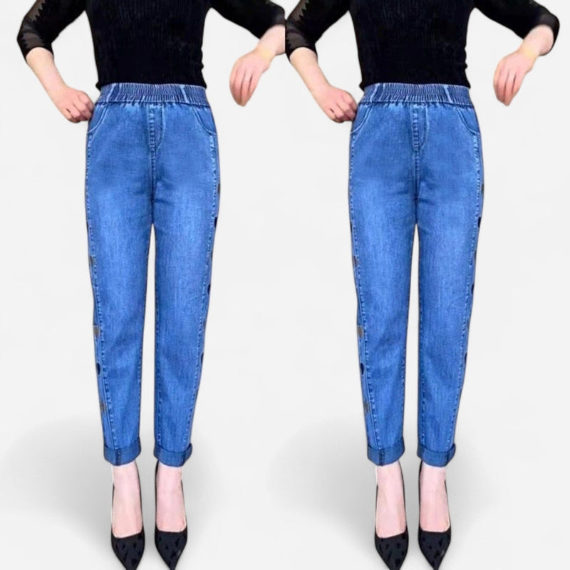Jeans brodé cœur à jambe droite