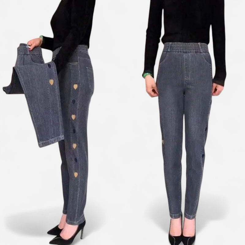 Jeans brodé cœur à jambe droite